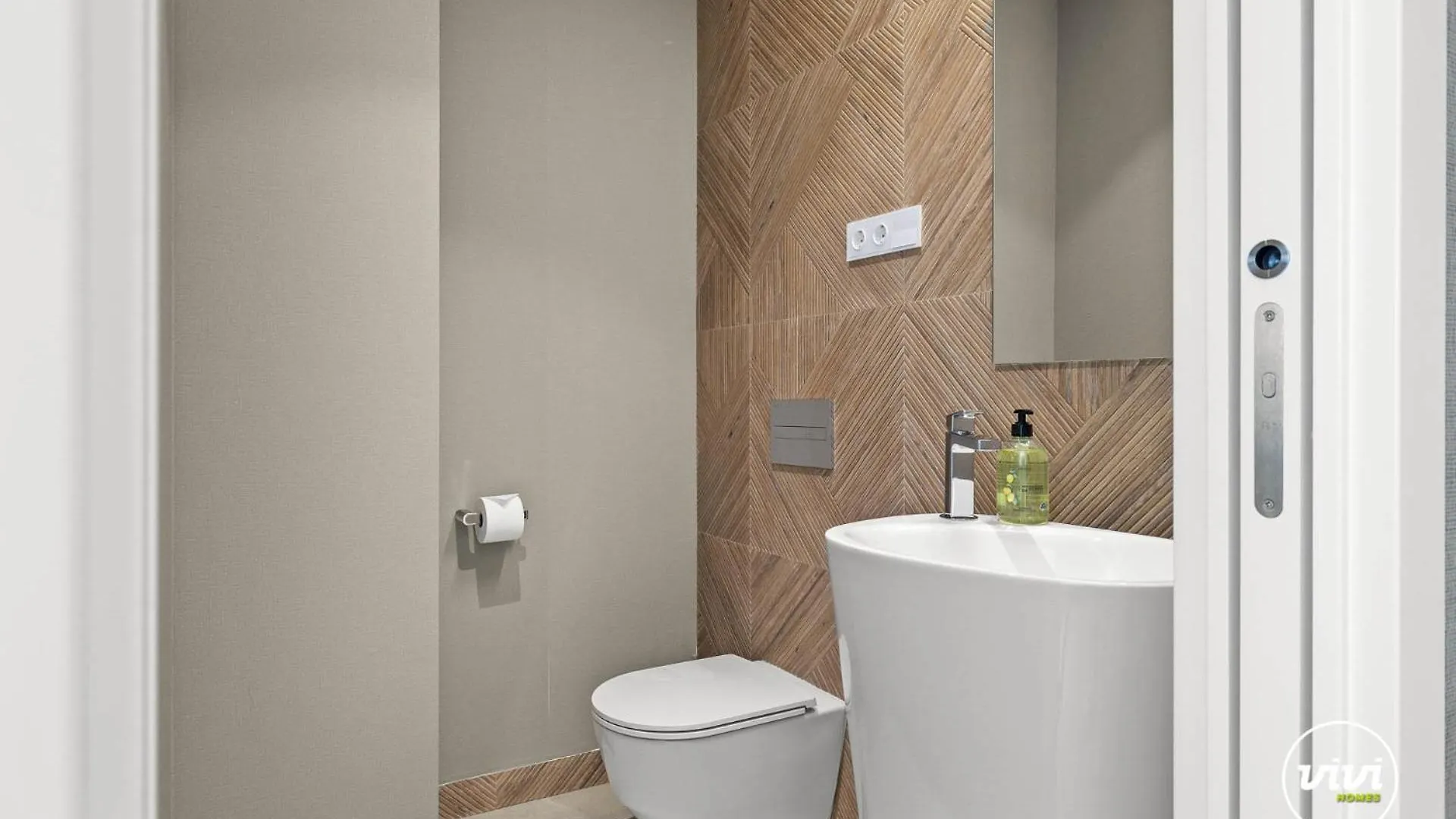Vivi Homes - Sunrise Pool, Sauna, Gym, Terrace & Sea View Torremolinos 0*,  Espanha